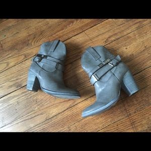 NIB Very Volatile LYON Size 6.5